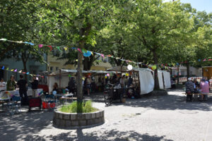 Spielen und Kaffeetrinken auf dem Kranoldplatz