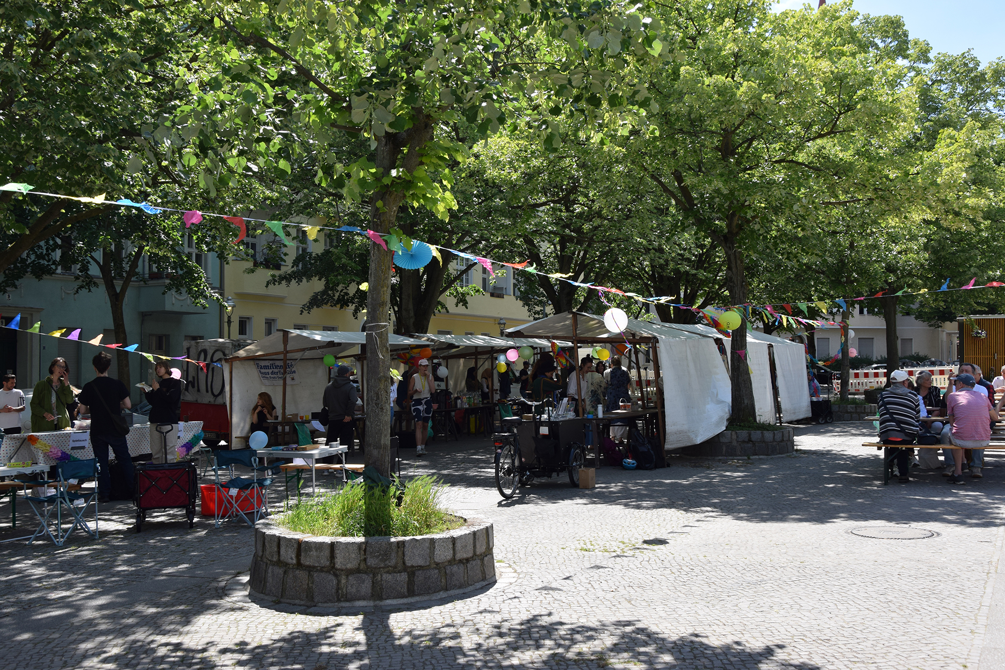 Spielen und Kaffeetrinken auf dem Kranoldplatz